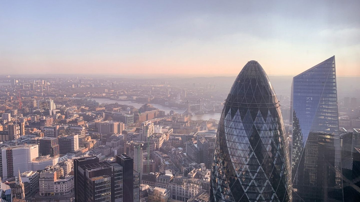 London skyline, its skyscrapers, buildings, bridges and the Thames River.